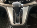 CVT車のセレクトレバーです。低速から高速まで、変速ショックのないスムーズな走りと、エンジン効率のよい領域を維持して燃費にも貢献します。