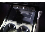 通信/給電用と、給電用のUSBポート(Type-C)を装備。車内にあると便利なアイテムのひとつですね!充電中のスマホ置き場に便利なトレイも備えています。トレイは開けると収納ボックスになっています。