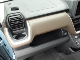 掘り込みしきインパネドリンクホルダーで ホールド感バッチリ!! 運転席側にも同じものがついてます