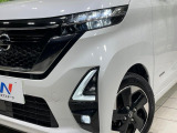 【LEDヘッドライト】悪天候や夜間走行時も良好な視界を確保し安心して運転できる高輝度LEDヘッドライトを装備!点灯速度が早く、消費電力も抑えられています。