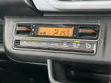 【オートエアコン】一度お好みの温度に設定すれば、車内の温度を検知し風量や温度を自動で調整。暑い&hellip;寒い&hellip;と何度もスイッチ操作をする必要はありません。快適な車内空間には必須の機能ですね♪