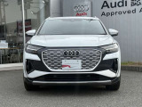 シングルフレームグリルはAudiの象徴的なデザイン要素であり、一目でAudiとわかるスタイル、大きくて迫力のある形状が車のスポーティな印象を強調しており、魅力的なデザインとなっています。