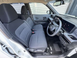 運転席&助手席★シートは暗めの色で落ち着いた雰囲気です★