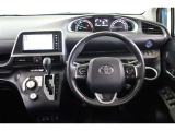 サテンメッキが施されたシフトベゼルや本革巻きのシフトノブとステアリングで上質感のある運転席廻りです。ステアリングヒータを装備しています。手先が冷える寒い時期にも手のひらから温めてくれるので快適です。