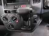 インパネシフトを採用したことで、運転席まわりが広く使えるのが大きな魅力です