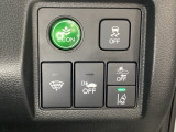 Hondaセンシング用の、VSA(ABS+TCS+横滑り抑制)解除と路外逸脱抑制機能のオンオフスイッチなどはハンドルの右側に装備しています。燃費に役立つECONボタンもここです。