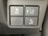 Hondaセンシング用の、VSA(ABS+TCS+横滑り抑制)解除と路外逸脱抑制機能のオンオフスイッチなどはハンドルの右側に装備しています。