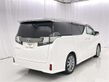 広々とした車内空間に優れた燃費性能。更にデザインも上質で人気のお車です!