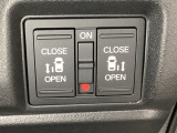 リアドアは乗り降りに便利な両側電動スライドドアです。また運転席に座っていながらスイッチ操作で自在にスライドドアを開け閉めできます。