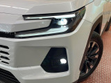【LEDヘッドライト】悪天候や夜間走行時も良好な視界を確保し安心して運転できる高輝度LEDヘッドライトを装備!点灯速度が早く、消費電力も抑えられています。