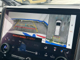 【パノラミックビューモニター】専用のカメラにより、上から見下ろしたような視点で360度クルマの周囲を確認することができます☆死角部分も確認しやすく、狭い場所での切り返しや駐車もスムーズに行えます。