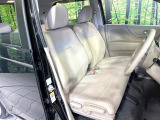 運転席まわりには十分なスペースがあり、大柄な方でもゆったり運転していただける環境です。