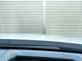 【カラーヘッドアップディスプレイ】現在の速度や走行情報をデジタル表示で運転席前方のガラスに投影!カラー付きで視認性も高く、運転中目線をずらさず必要な情報を確認できるのでとっても便利で安心!