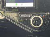 【オートエアコン】一度お好みの温度に設定すれば、車内の温度を検知し風量や温度を自動で調整。暑い&hellip;寒い&hellip;と何度もスイッチ操作をする必要はありません。快適な車内空間には必須の機能ですね♪