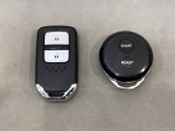 スマートキーを装備しています。鍵を差し込むことなくドアロックの開け閉めと、スタートボタン操作でのエンジンスタートができます。加えて、純正リモコンエンジンスターター用の操作キーもついています。