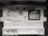トランクルームには工具とパンク修理キットがあります。