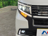 【LEDヘッドライト】悪天候や夜間走行時も良好な視界を確保し安心して運転できる高輝度LEDヘッドライトを装備!点灯速度が早く、消費電力も抑えられています。