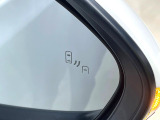 【ブラインドスポットモニター】走行中、ドアミラーの死角になりやすい箇所に後続車が接近するとサイドミラーのレンズに警告を表示!ドライバーに注意喚起をしてくれます。