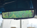 【デジタルインナーミラー】後席の大きな荷物や同乗者で後方が確認しづらい時でも安心!カメラが撮影した車両後方の映像をルームミラー内に表示。クリアな視界で状況の確認が可能です!