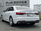 Audiのリヤディフューザーは、車両の後方での空気の流れを整え、乱流を減少させることで、走行安定性を向上させます。またスポーティで洗練された外観を提供し、全体のスタイルに一体感を持たせます。