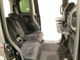 運転席・助手席の背もたれには、2列目シート用にカップホルダー付きの「格納式のシートバックテーブル」を装備しています。休憩時のちょっとした時間などカップを置いたり、小物置きに使えて便利です。