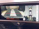 バックカメラの他に上から見下ろしたような画像が見れるアラウンド(全方位)モニター。前後左右を把握できる、すごい機能が装備されています!