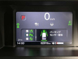 パーキングセンサーが周辺の障害物を検知。音とディスプレー表示で障害物との距離をお知らせし、ドライバーに注意を促します。