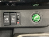 リアドアは乗り降りに便利な両側電動スライドドアです。また運転席に座っていながらスイッチ操作で自在にスライドドアを開け閉めできます。