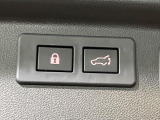 【パワーバックドア】スマートキーや運転席のボタンを押すだけでリアゲートが自動で開閉します!荷物を持っている時や、高い位置にあるバックドアを閉める際に便利です。