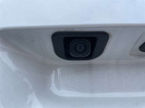 【バックカメラ】後退時に車両後方の映像をモニターに映す機能。目視できない死角を確認でき、衝突事故を防ぎます。駐車が苦手な方だけでなく全てのドライバーに必須の安全装備です。