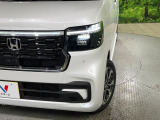 【LEDヘッドライト】悪天候や夜間走行時も良好な視界を確保し安心して運転できる高輝度LEDヘッドライトを装備!点灯速度が早く、消費電力も抑えられています。