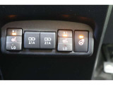 給電用USBポートが装備されています。iPhoneやスマートフォンの充電など、車内にあると便利なアイテムのひとつですね! 電源が複数あるとコードを差替える面倒もなく楽ですよ。