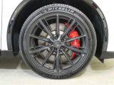 タイヤサイズは235/45R21になります。