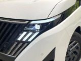 【LEDヘッドライト】悪天候や夜間走行時も良好な視界を確保し安心して運転できる高輝度LEDヘッドライトを装備!点灯速度が早く、消費電力も抑えられています。