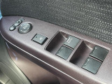 【電動格納ミラー】運転席のスイッチで、ドアミラーの開閉や角度の調整ができます。