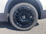 左後タイヤ。タイヤサイズは前後共に235/45R20。