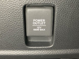 アクセサリーソケットはUSBのアダプターなどをつければ、スマホの充電にも使えます。周辺には物が置けるボックスがついています。