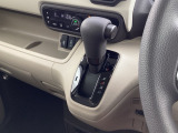 インパネシフトだから視線の移動も少なく足元もスッキリ♪運転席もゆったりしているのでゆとりを持ってドライブできますね!
