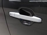 電子カードキーを携帯していれば、フロントドアハンドルのリクエストスイッチに触れるだけでドアロックを施錠・解錠できます。