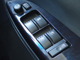 電動格納ドアミラー仕様。オートポジションにセッティングしておけば鍵の施錠開錠にリンクしてドアミラーも自動で開閉します。とても便利ですよ。