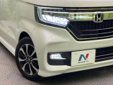 【LEDヘッドライト】悪天候や夜間走行時も良好な視界を確保し安心して運転できる高輝度LEDヘッドライトを装備!点灯速度が早く、消費電力も抑えられています。
