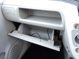 助手席前には車検証入れ等書類一式を収納できるグローブボックスがございます。