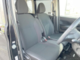 運転席まわりには十分なスペースがあり、大柄な方でもゆったり運転していただける環境です。
