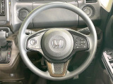 インテリアに合わせたデザインのステアリングは、運転される方のことも考え、運転しやすい形状、大きさです。是非一度、実際に触ってお確かめください。