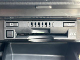 【ETC】有料道路を利用する際に料金所で停止することなく通過できる、ETC車載器(ノンストップ自動料金収受システム機器)が装備されています。セットアップを行うことで利用可能になります。