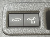 【パワーバックドア】スマートキーや運転席のボタンを押すだけでリアゲートが自動で開閉します!荷物を持っている時や、高い位置にあるバックドアを閉める際に便利な機能です♪