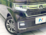 【LEDヘッドライト】悪天候や夜間走行時も良好な視界を確保し安心して運転できる高輝度LEDヘッドライトを装備!点灯速度が早く、消費電力も抑えられています。