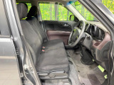運転席まわりには十分なスペースがあり、大柄な方でもゆったり運転していただける環境です。