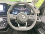 インテリアに合わせたデザインのステアリングは、運転される方のことも考え、運転しやすい形状、大きさです。是非一度、実際に触ってお確かめください。