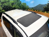 【サンルーフ】開放感たっぷりの希少装備、サンルーフが装着されています!車内に明かりを取り入れたり景色を楽しむ以外にも、車内の空気も簡単に換気できて快適です!